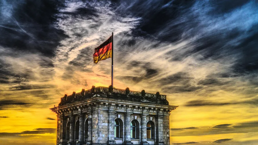 Duits parlementsgebouw bij zonsondergang met de vlag erboven