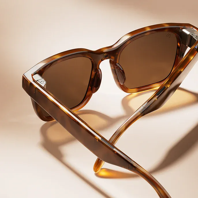 meta adventurer close-up Close-up van de Meta Adventurer in Classic Tortoise op een beige achtergrond