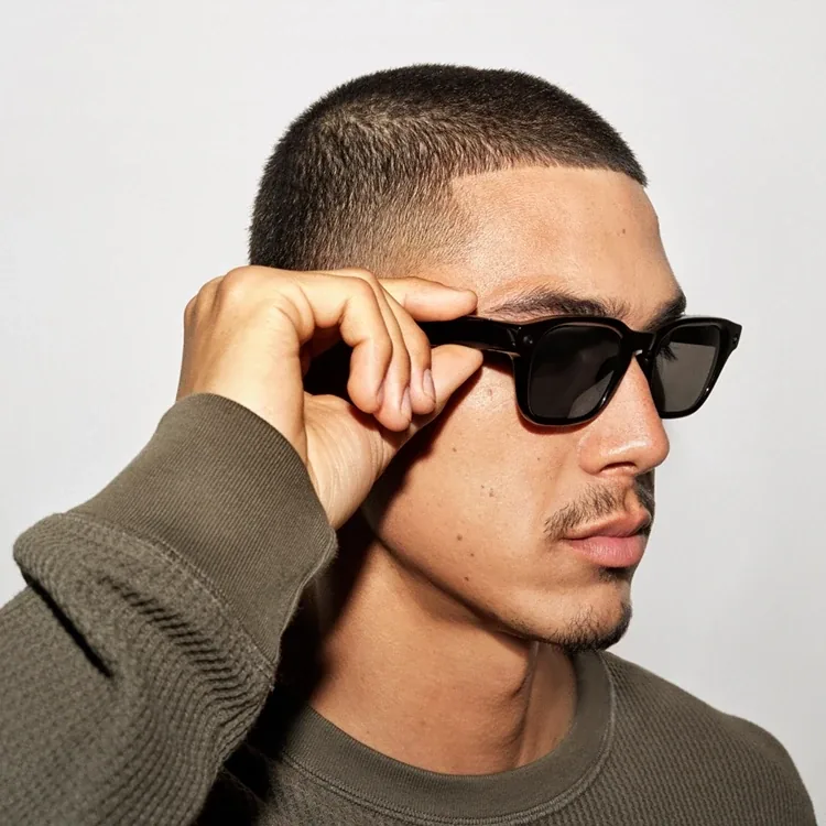 meta adventurer zonnebril Man zet de Meta Adventurer in Classic Black met gepolariseerde grijze glazen recht
