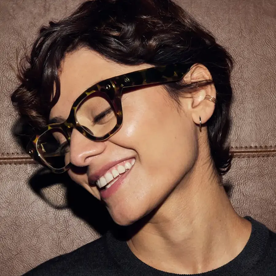 meta capri tortoise gedragen Lachende vrouw met de Meta Capri in Espresso Tortoise met heldere glazen