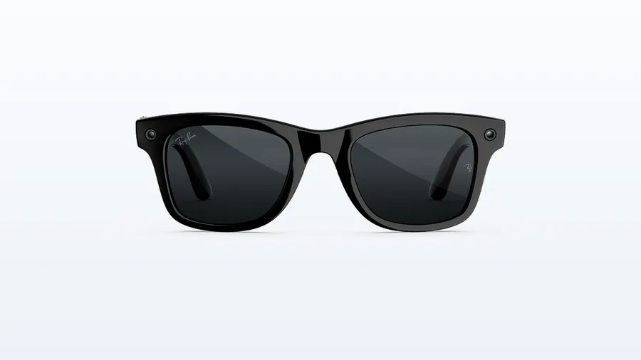Zwarte Ray-Ban Meta gen 3 Wayfarer van voren gezien, met in beide hoeken van het montuur een kleine ronde lens