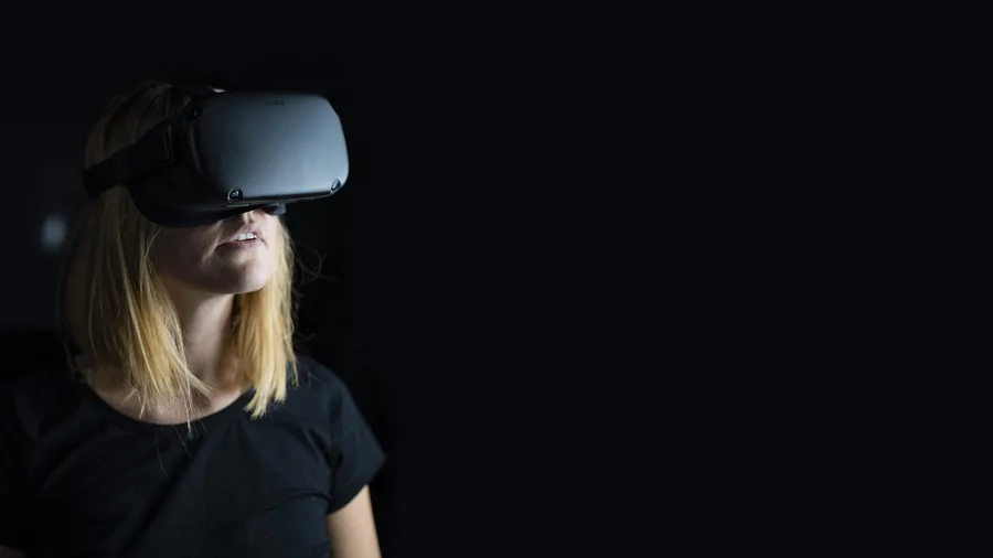 Vrouw met een VR bril op tegen een donkere achtergrond