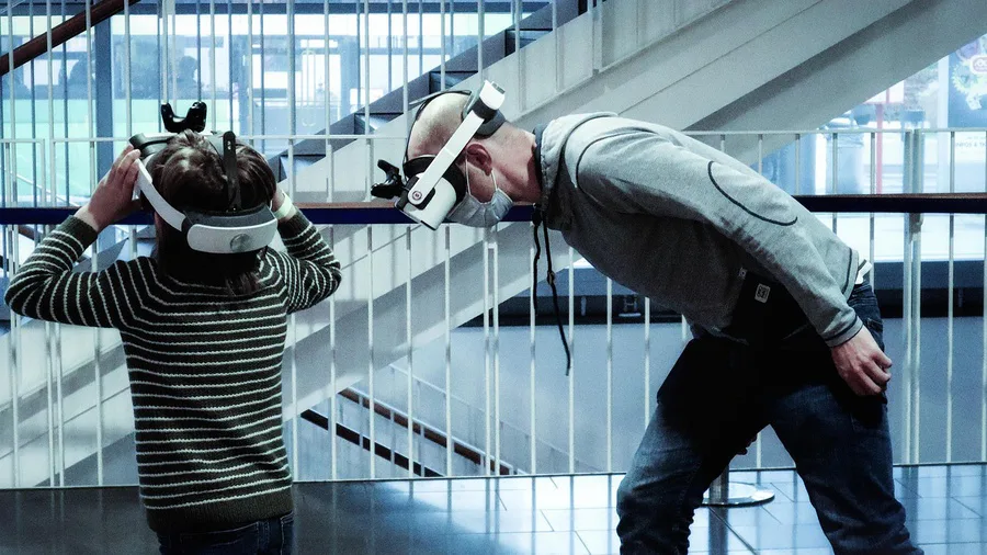 Twee bezoekers proberen een VR bril uit tijdens een test