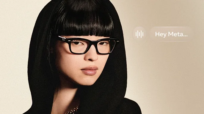 Vrouw met de Ray-Ban Meta Audio Burbank met heldere glazen, met een melding van Meta AI in beeld
