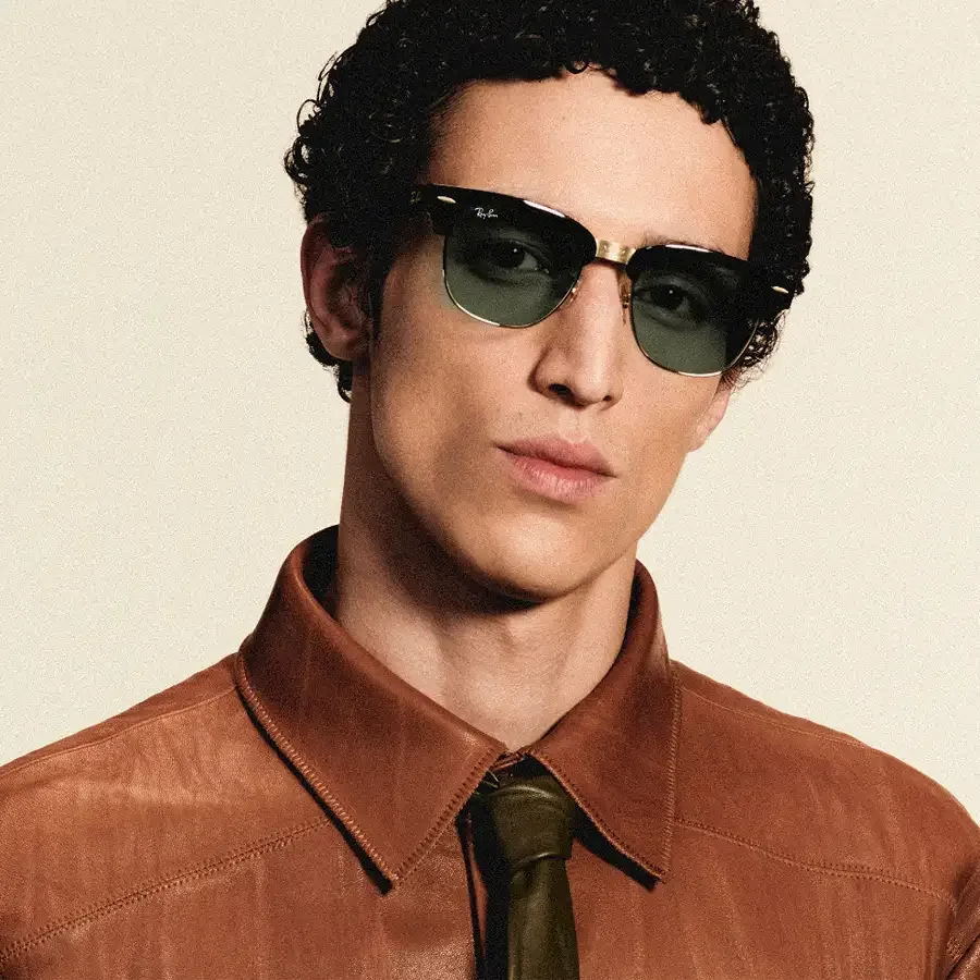Man met de Ray-Ban Meta Audio Clubmaster met Transitions-glazen in grafietgroen