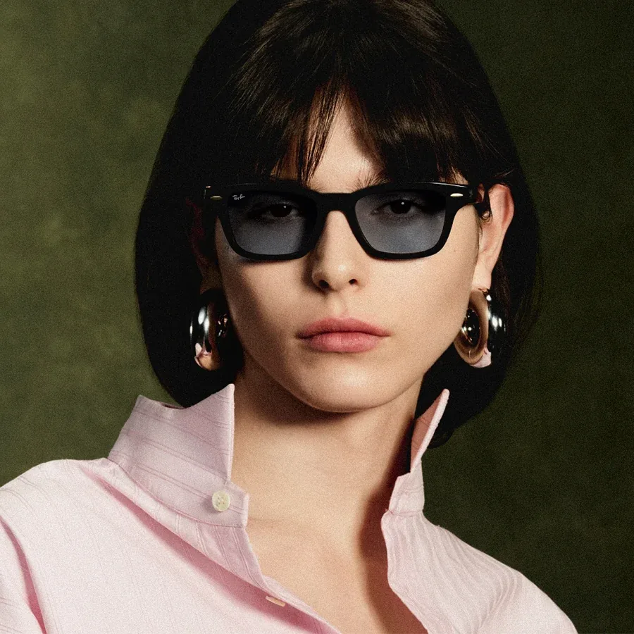Vrouw met de Ray-Ban Meta Audio Burbank in glanzend zwart met grijze Transitions-glazen