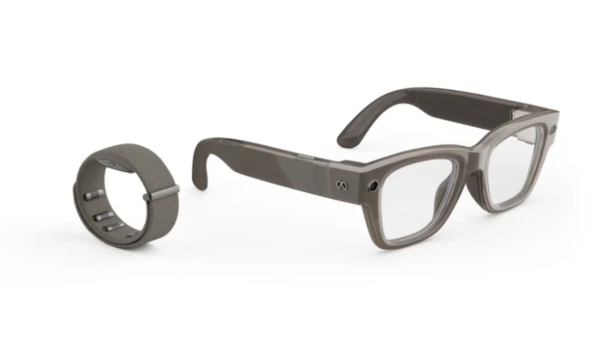 Meta Ray-Ban Display in Shiny Sand met Transitions-glazen, recht van voren naast de grijze Neural Band