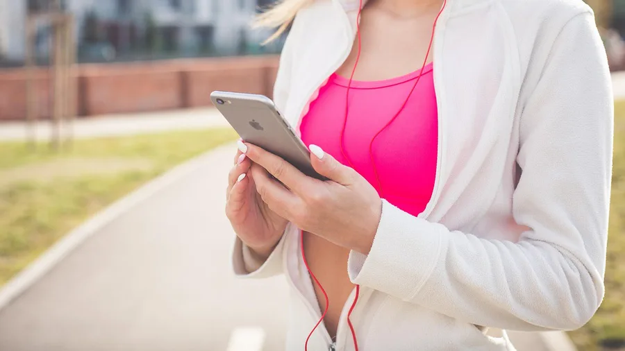 Sporter bekijkt haar trainingsstatistieken op haar telefoon