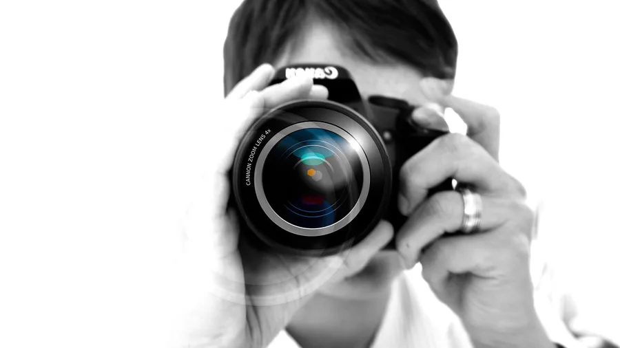 Iemand richt een camera recht op de kijker