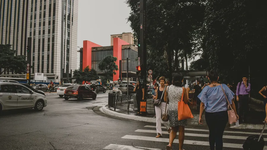 Voetgangers lopen langs elkaar heen op een druk kruispunt in de stad bij daglicht