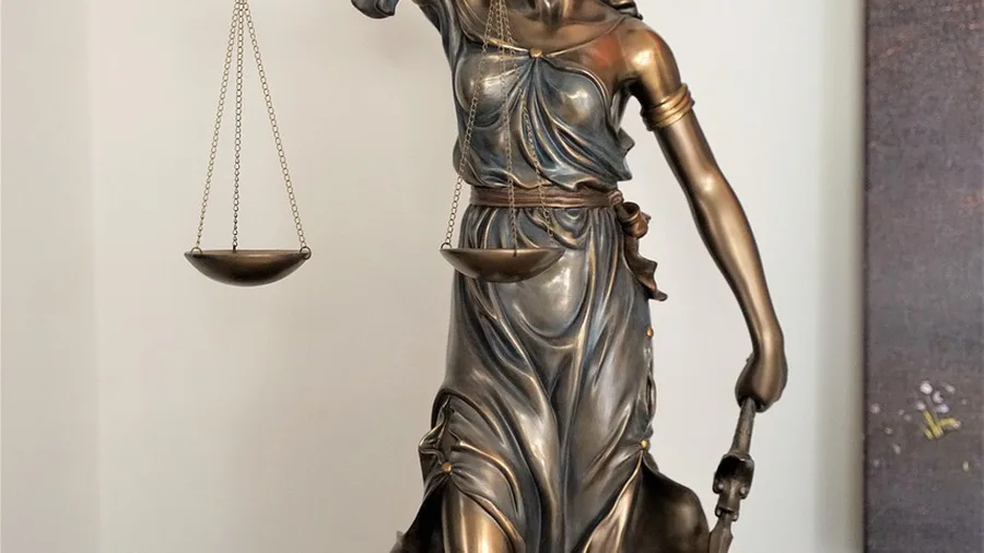 Beeldje van vrouwe Justitia met een weegschaal