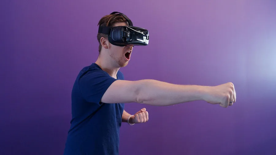 Man met een Samsung Gear VR bril op reageert op wat hij ziet