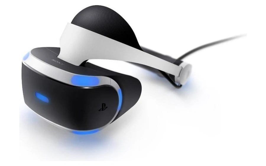 Sony PlayStation VR schuin van rechts met de aangesloten... Sony PlayStation VR schuin van rechts met de aangesloten kabel en de witte oorbeugel van de hoofdband
