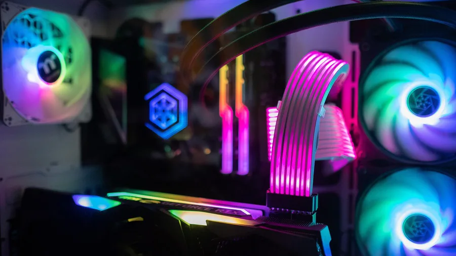 Binnenkant van een game-pc met verlichte ventilatoren