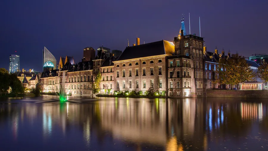 Overheidsgebouw aan het water in de avondschemering