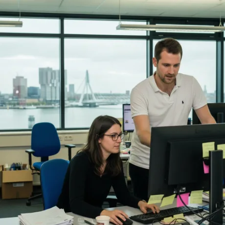Twee redactieleden van VR-bril.nl achter de computer op het kantoor in Rotterdam