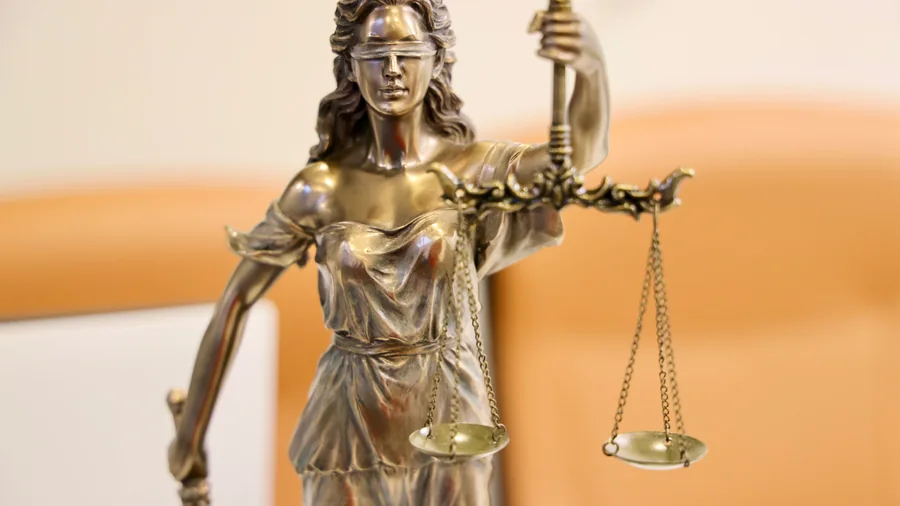 Bronzen beeld van Vrouwe Justitia met blinddoek, zwaard en weegschaal